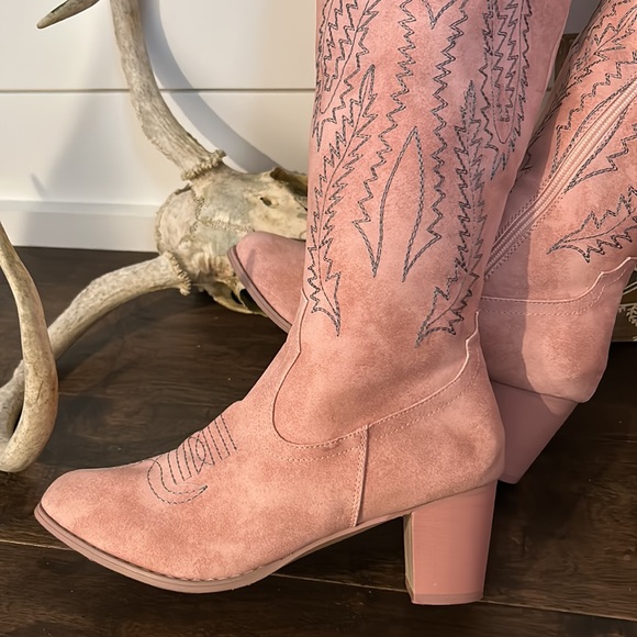 Pink Western-Style Women's Boots - Picture 5 of 16